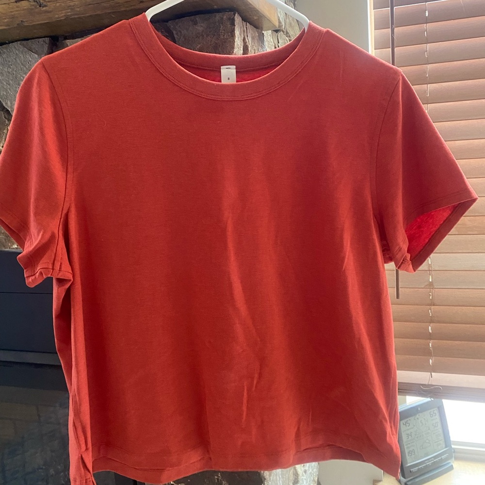 Lululemon classic fit cotton blend t-shirt, burnt red color size 8